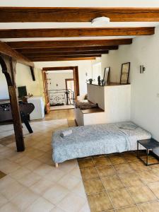 Sala de estar con cama y mesa en Le Refuge "Domaine harmonieux", en Mackenheim