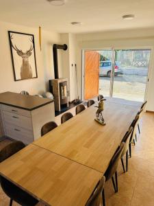 comedor con mesa de madera y sillas en Le Refuge "Domaine harmonieux", en Mackenheim