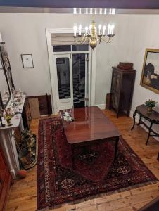 sala de estar con mesa y alfombra en La Montagne Observatory, en Ciudad del Cabo