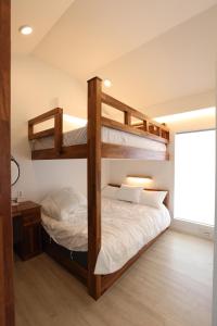 Krevet ili kreveti na kat u jedinici u objektu Hamdeok pool villa pension