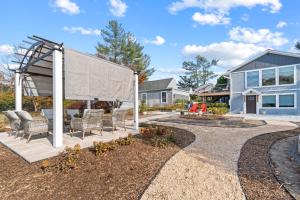 un patio trasero con cenador y una casa en The Rest at Potomac Farms, en Ashburn