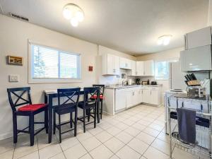 cocina con sillas y mesa en Mountain View Duplex / Walk to main street, en Woodland Park