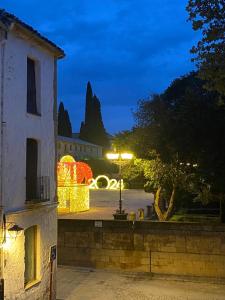 eine nächtliche Aussicht auf einen Garten mit einem Lichtbildschirm in der Unterkunft Balcones con Encanto - vistas al conjunto monumental Patrimonio de la Humanidad in Úbeda