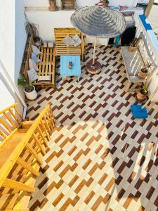 einen Blick über ein Wohnzimmer mit Holzboden in der Unterkunft Surf Break Morocco in Imsouane