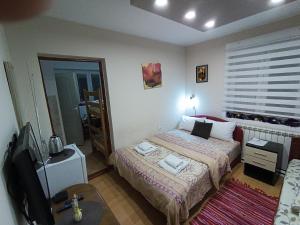 Кровать или кровати в номере Apartments & Rooms -MDL Lazić
