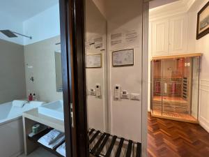 uma casa de banho com um chuveiro e um lavatório. em Navona Central Suites em Roma