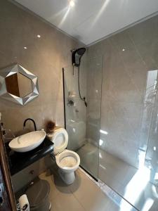 聖貝納迪諾的住宿－Puerta del Lago，浴室配有卫生间、盥洗盆和淋浴。