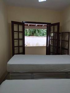 1 Schlafzimmer mit 2 Etagenbetten und einem Fenster in der Unterkunft Ap Aconchegante - 4 pessoas in Bertioga