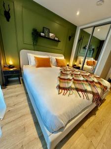 - une chambre avec un grand lit blanc aux murs verts dans l'établissement The Stag City Centre Cosy 1 Bed Long Term Stays Welcome, à Plymouth