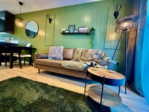 un salon avec un canapé et une table dans l'établissement The Stag City Centre Cosy 1 Bed Long Term Stays Welcome, à Plymouth