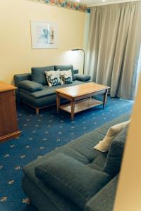 a living room with a couch and a coffee table at Hundefreundliche Ferienwohnungen Brombachsee in Enderndorf