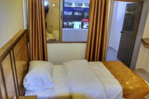سرير أو أسرّة في غرفة في PALM BEACH HOTEL free ticket for pedal boat تذكرة مجانية للالعاب البحرية