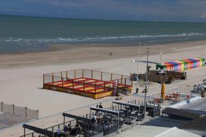 - une vue sur la plage avec un lit sur le sable dans l'établissement Élégance abordable : Appartement rdc proche de la plage, à Malo-les-Bains