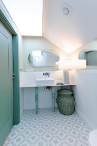 W łazience znajduje się umywalka i lustro. w obiekcie SalviaMontis w mieście Kamienna Góra