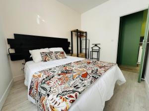 Postel nebo postele na pokoji v ubytování Cosy Louvel, Superbe apt au cœur d'Angoulême