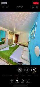 una imagen de un dormitorio con una cama grande en Pousada Elpirata Sidney en Ceará-Mirim