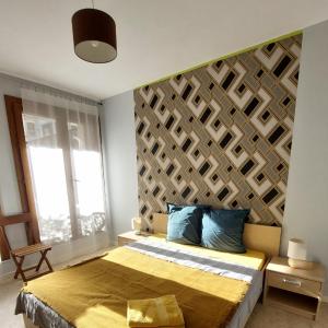 アヴィニョンにあるAppartement Thiersの木製の壁のベッドルーム1室(ベッド1台付)