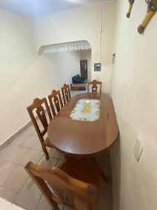 una mesa de madera y sillas en una habitación en hermosa casa para vacacionar en Puerto Escondido