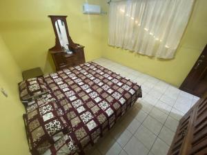 - une petite chambre avec un lit et une fenêtre dans l'établissement hermosa casa para vacacionar, à Puerto Escondido