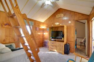 TV at/o entertainment center sa Cozy Tennessee Escape with Porch, Grill and Fire Pit!