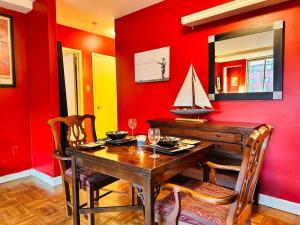 uma sala de jantar com uma mesa e um veleiro na parede em 1-Bed Urban Oasis Prime Location em Arlington