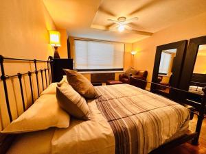 Łóżko lub łóżka w pokoju w obiekcie 1-Bed Urban Oasis Prime Location