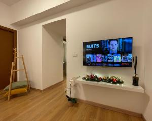 een woonkamer met een flatscreen-tv aan de muur bij Policlinico Apartment in Rome