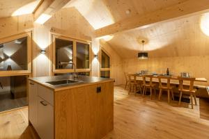 eine Küche und ein Esszimmer mit einem langen Tisch in der Unterkunft Ferienwohnungen Nigsch in Schoppernau