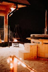 een buitenruimte met een vuur in de sneeuw bij Legenda Lasu - drewniany domek w górach, przy stoku narciarskim Kotelnica, Białka Tatrzańska, w pobliżu Term Bania in Groń