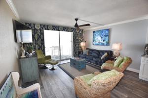 uma sala de estar com um sofá e uma cadeira em 0309 Waters Edge Resort condo em Myrtle Beach