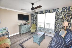 uma sala de estar com um sofá e uma televisão em 0309 Waters Edge Resort condo em Myrtle Beach