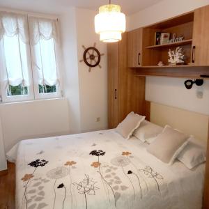 Postel nebo postele na pokoji v ubytování Apartment Megi in Supetar historical core
