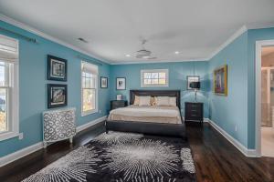 1 dormitorio con paredes azules y 1 cama en Sip O Sun, 