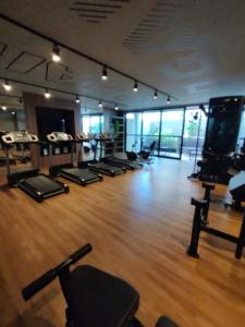 - une salle de sport avec une rangée d'équipements d'exercice dans une pièce dans l'établissement Edificio Liv P.Verde Apto 1014-Mandi Hospitalidade, à Maceió