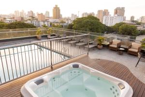 ein Whirlpool auf einer Terrasse mit Blick auf die Stadt in der Unterkunft Del Rey Quality Hotel in Foz do Iguaçu