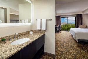 Фотография из галереи Holiday Inn and Suites Phoenix Airport North by IHG в Финиксе +52 фотографии