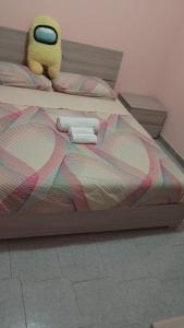 ein Bett mit einem ausgestopften Tier drauf in der Unterkunft B&b brunos&brunos in Anzio