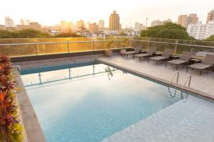 Del Rey Quality Hotel في فوز دو إيغواسو: مسبح على سطح مبنى