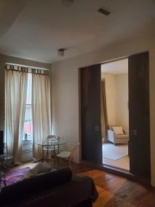 Un pat sau paturi într-o cameră la Beach Street Loft