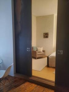 Uma área de estar em Beach Street Loft