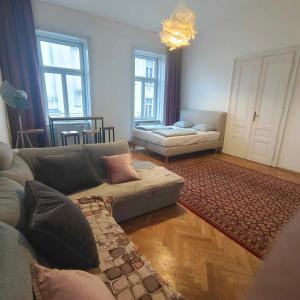 ein Wohnzimmer mit einem Sofa und einem Teppich in der Unterkunft Large 4 room apartment in the center of Vienna in Wien