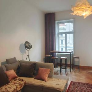 ein Wohnzimmer mit einem Sofa und einem Tisch in der Unterkunft Large 4 room apartment in the center of Vienna in Wien