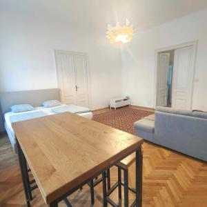 een woonkamer met een tafel en een bank bij Large 4 room apartment in the center of Vienna in Wenen