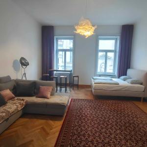ein Wohnzimmer mit einem Sofa und einem Tisch in der Unterkunft Large 4 room apartment in the center of Vienna in Wien