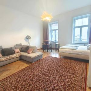 uma sala de estar com um sofá e uma mesa em Large 4 room apartment in the center of Vienna em Viena