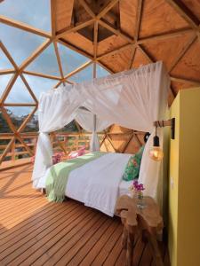 Llit o llits en una habitació de LA PERLA FINCA HOTEL-Glamping Crisolito