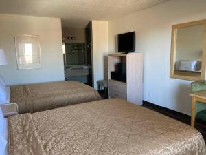 Giường trong phòng chung tại Tree Inn & Suites Albuquerque