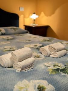 a group of towels sitting on top of a bed at Il Regno Dei Vacanzieri in Pescocostanzo