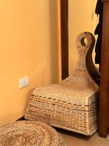 una sedia di vimini in una stanza con interruttore della luce di Il Regno Dei Vacanzieri a Pescocostanzo