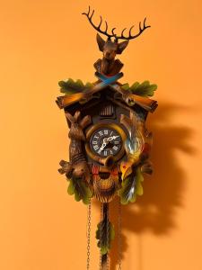 a cuckoo clock with a deer and antlers at Il Regno Dei Vacanzieri in Pescocostanzo